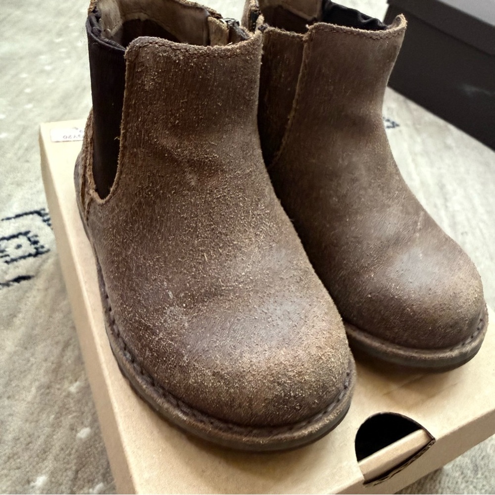 UGG Kids Brown Leather Chelsea Boots - Comfortable Slip-On Style